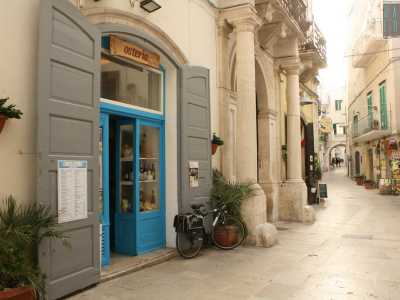 Da questo punto si diramano una serie di viuzze che portano sul mare: tutte strade popolate da osterie, trattorie, pub e locali serali che come detto ben si inseriscono nel contesto grazie alle porte in legno e le insegne sobrie